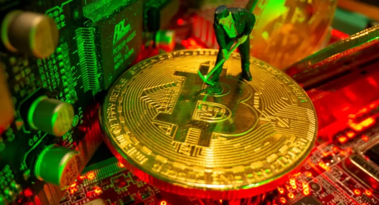 Bitcoin (BTC) Fees Spike as Network Clogs: Miner Profits Under Threat? ($50 Fees, 42% Revenue Drop for Miners)