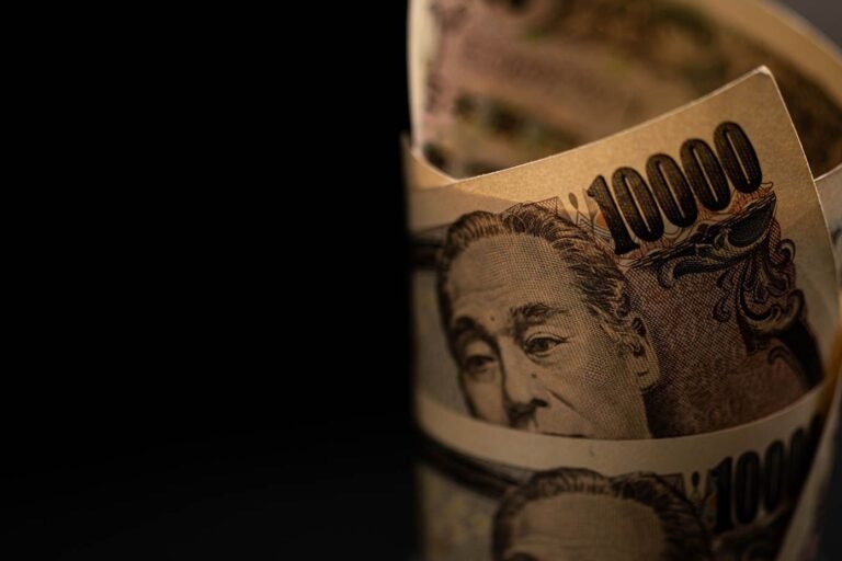 Fed vs. BOJ: Looming Dollar-Yen Currency War Threatens Global Trade – Can Bitcoin Save the Day